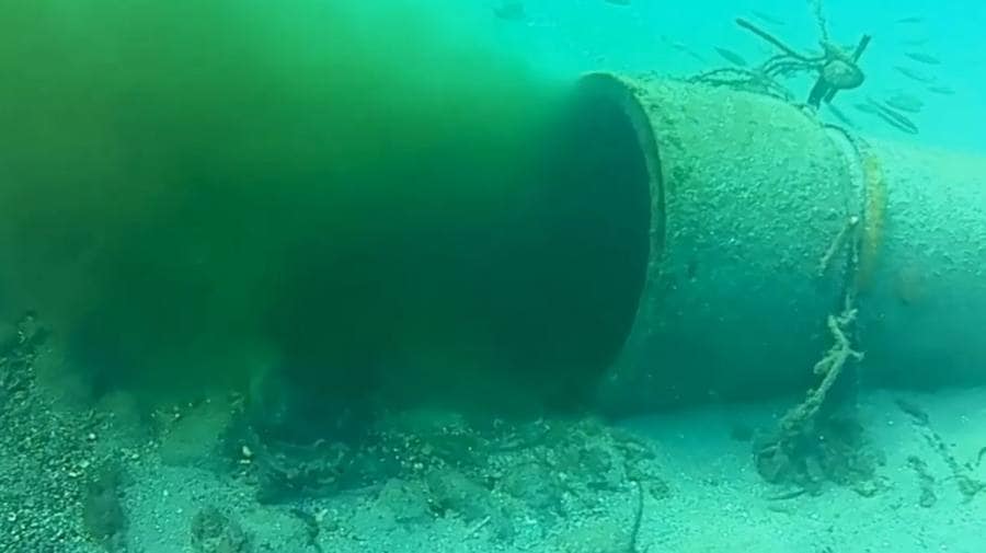 Imagen del vídeo de la denuncia, en la que se aprecia agua turbia salienddo del aliviadero de La Ventilla.