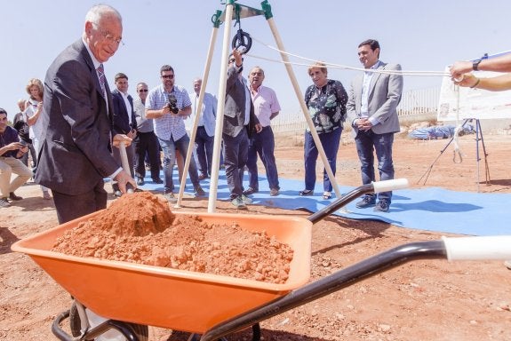 Gabriel Amat, pala en mano, en la colocación de la primera piedra del Parque de Bomberos de Roquetas de Mar.