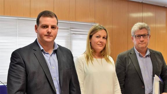 Roberto Baca, derecha, junto a sus compaleros en Roquetas. IDEAL