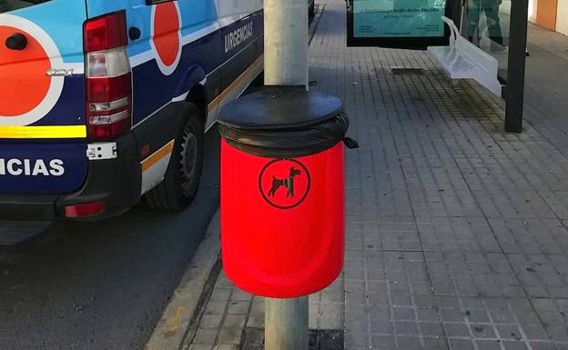 Papelera para excrementos de los perros.