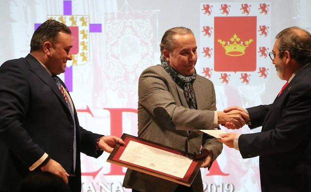 Imagen principal - Gabriel Sánchez recibiendo su premio, presentación de Pedro Antonio Robles y la alcaldesa ante el cartel.