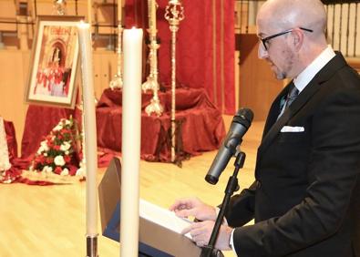 Imagen secundaria 1 - Gabriel Sánchez recibiendo su premio, presentación de Pedro Antonio Robles y la alcaldesa ante el cartel.