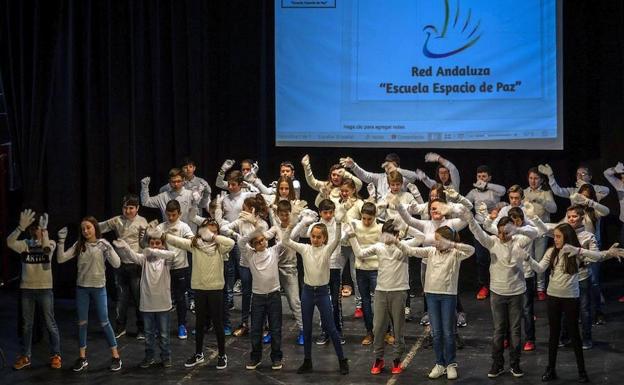 Imagen principal - Acto en el teatro, talleres y charla.