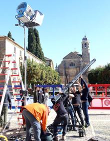 Imagen secundaria 2 - Los tres chef en el plató y junto al jiennense Pedro Sánchez, y montaje en la plaza Vázquez de Molina.