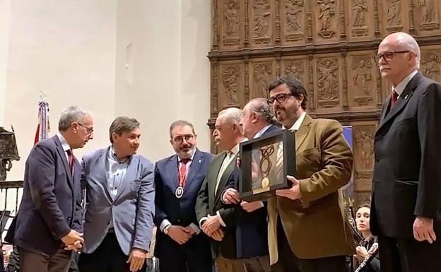 Imagen principal - Entrega de la medalla, familiares junto a la alcaldesa y concierto.