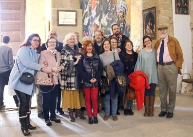 Imagen secundaria 1 - Entrega de la medalla, familiares junto a la alcaldesa y concierto.