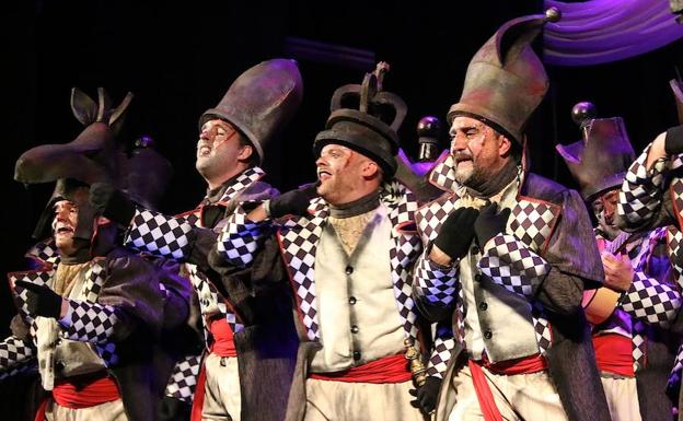 Imagen principal - Comparsa 'La inmortal', cuarteto 'Este año nos curamos en salud' y chirigota 'Diestro y siniestro'.