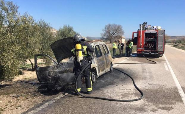 Incendio de un coche en la A-6105.