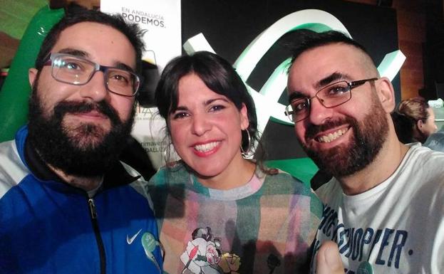 José Ramón Ráez Hidalgo y Francisco Jesús Román Correro junto a Teresa Rodríguez.