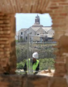Imagen secundaria 2 - Colocación de la primera piedra del proyecto y varias vistas de la ermita.