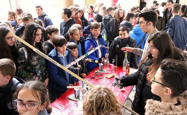 Los propios alumnos explican los experimentos.