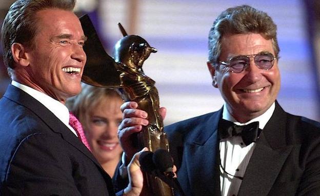 Vic Armstrong recibiendo un premio de Arnold Schwarzenegger.