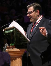 Imagen secundaria 2 - Varios momentos del pregón y presentación de Santiago Muñoz.