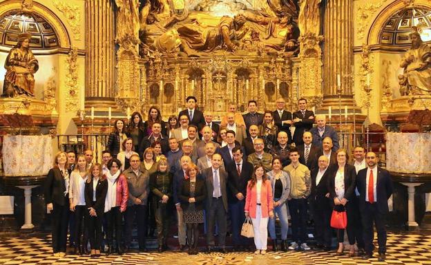 Foto de familia con todos los asistentes al acto.