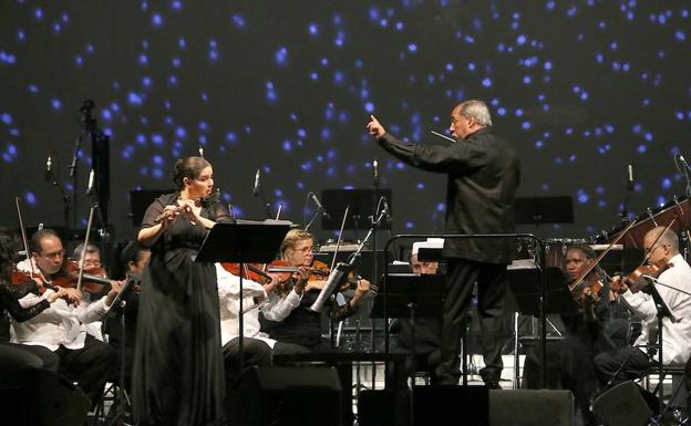 Niurka González junto a la Orquesta Sinfónica Nacional de Cuba.