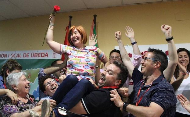 Toni Olivares levantada por algunos miembros de su equipo.