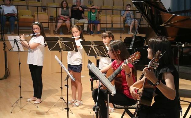 Imagen principal - Varios momentos del concierto de fin de curso.