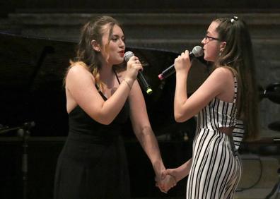 Imagen secundaria 1 - Varios momentos del concierto de fin de curso.