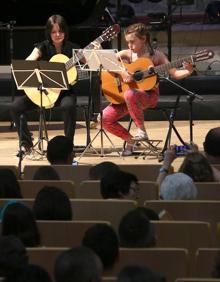 Imagen secundaria 2 - Varios momentos del concierto de fin de curso.