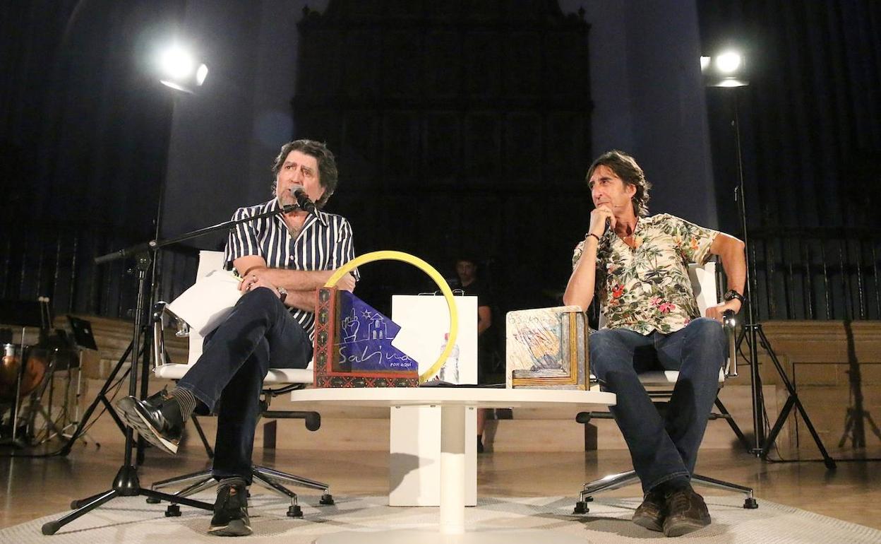 Joaquín Sabina y Benjamín Prado durante la tertulia poética.