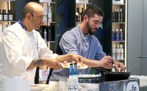 Imagen principal - Cocina en directo, cata de aceites y productos Degusta Jaén en la carpa de muestras.