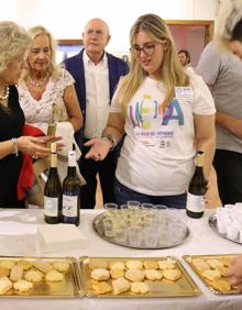 Imagen secundaria 2 - Foto de familia de los voluntarios, experimento de Quarks y degustación.