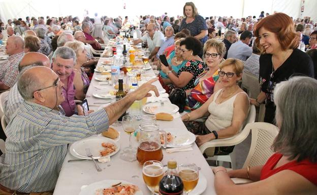 La alcaldesa saludando en la comida de los mayores.