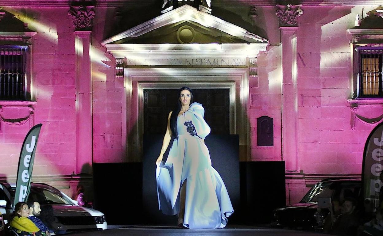 Una pasarela de moda rodeada de monumentos renacentistas