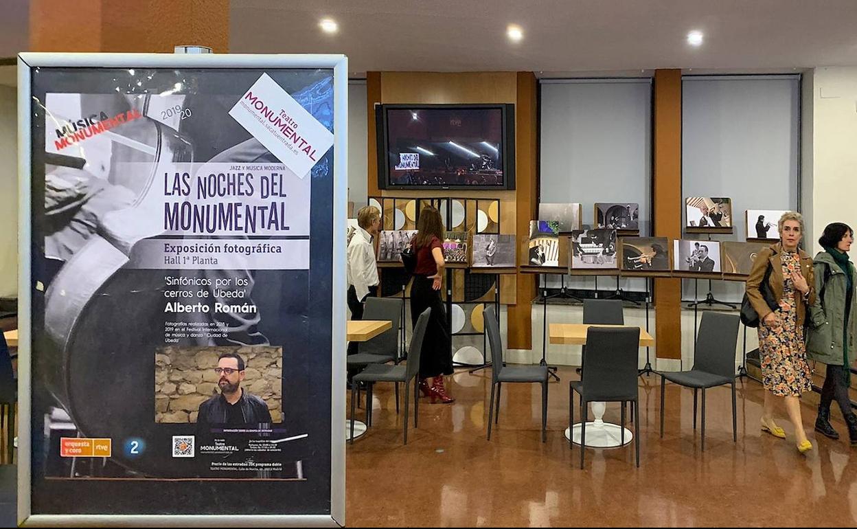 Vista de la exposición en el hall del Teatro Monumental de Madrid.