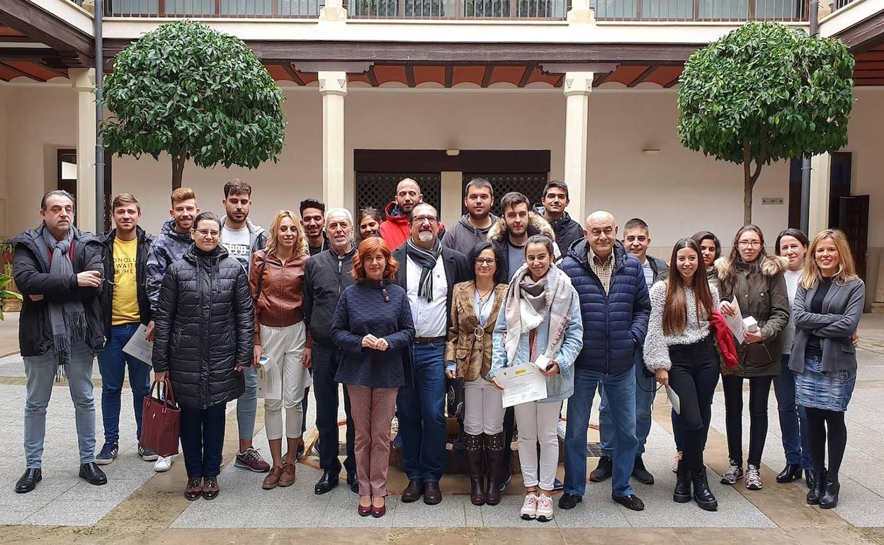 Foto de familia tras la entrega de diplomas.