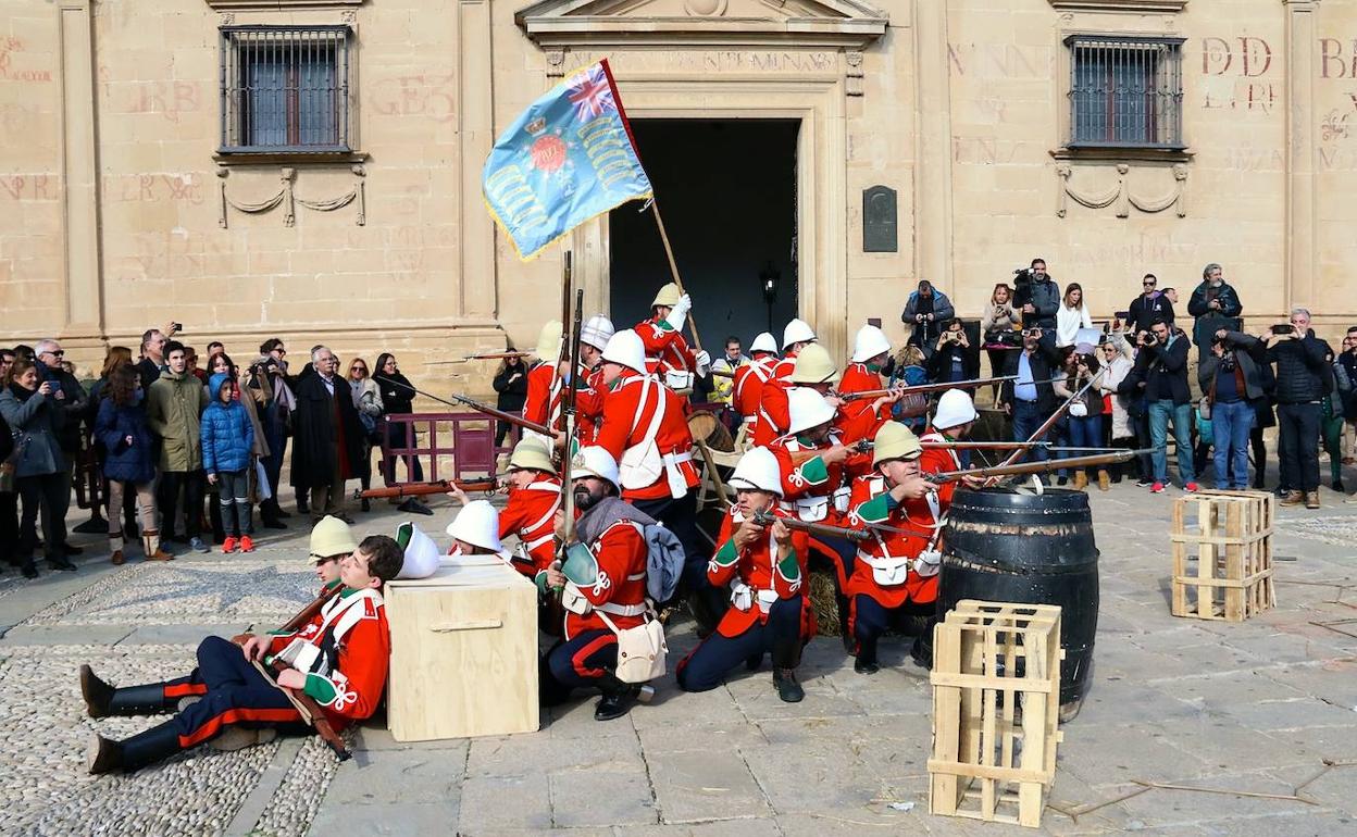 Una batalla de la guerra Zulú en plena plaza Vázquez de Molina