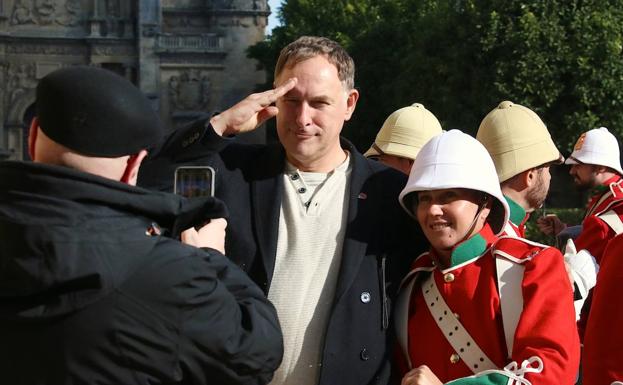 Simon Scarrow presenció las recreaciones.