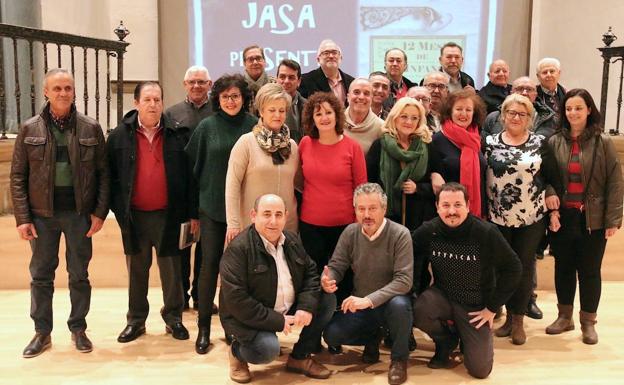 El autor se fotografió con sus vecinos de la calle Fuente de las Risas.