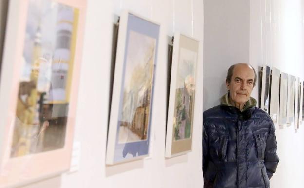 Nicolás de la Torre entre sus acuarelas.