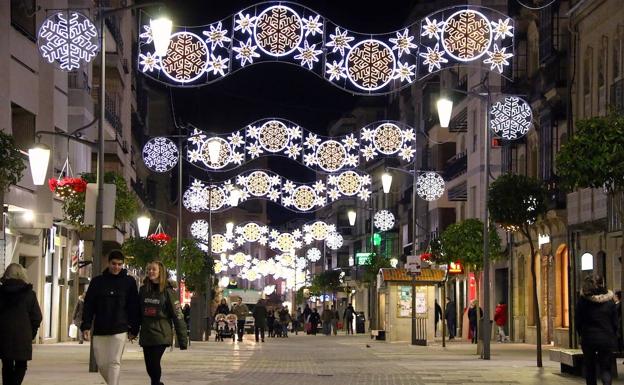 Imagen principal - Vista de la calle Obispo Cobos, Reyes Magos luminosos y pascueros en las farolas.