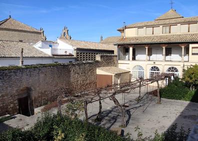 Imagen secundaria 1 - Interior de la torre, patio y capilla.