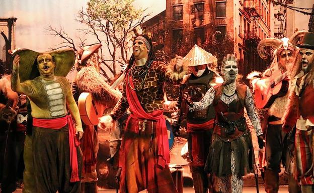 Imagen principal - Comparsa 'La Tribu', cuarteto 'Este año lo traemos fresco' y comparsa 'El hechizo Beatitudinem'.