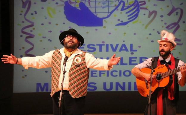 Imagen principal - Dúo comparsista, romanceros y romanceras infantiles.