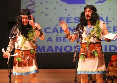 Imagen secundaria 1 - Dúo comparsista, romanceros y romanceras infantiles.