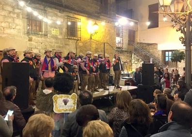 Imagen secundaria 1 - Ambiente en la 'Ochiada' y los bares.