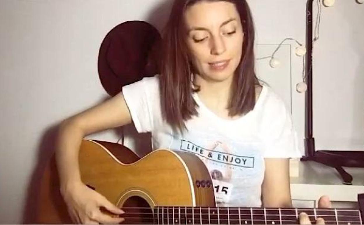 Sara Ráez actuó desde casa en un festival online y en sus redes sociales.