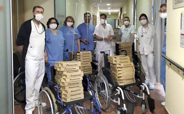 Imagen principal - Entrega de pizzas en el área de Urgencias, concierto de Antonio Ródenas desde casa y un mensaje de aliento en una de las cajas de las pizzas.