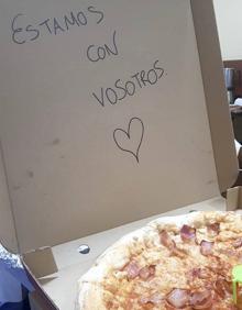 Imagen secundaria 2 - Entrega de pizzas en el área de Urgencias, concierto de Antonio Ródenas desde casa y un mensaje de aliento en una de las cajas de las pizzas.