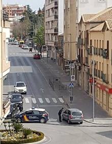 Imagen secundaria 2 - Paseando a dos mascotas por la calle Real, vista de la Corredera y control policial en una avenida.