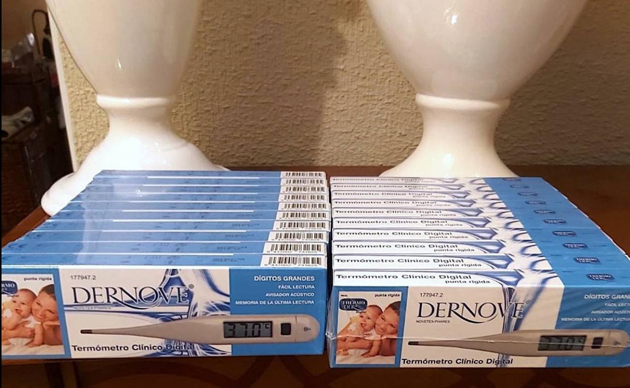 Termómetros donados por una farmacia.