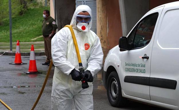 Imagen principal - Labores de los miembros de la UME en Úbeda.