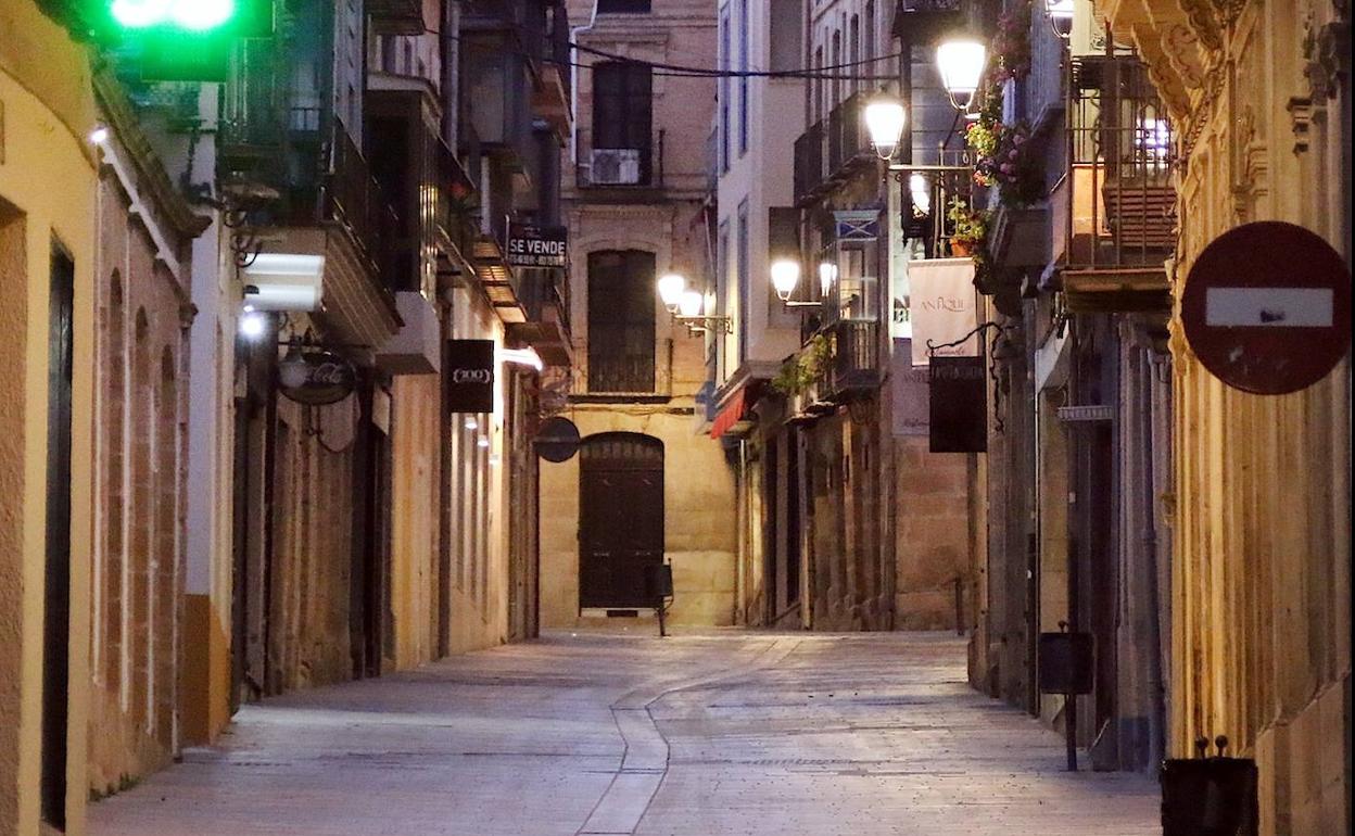 La calle Real, antes plagada de terrazas y ahora vacía.