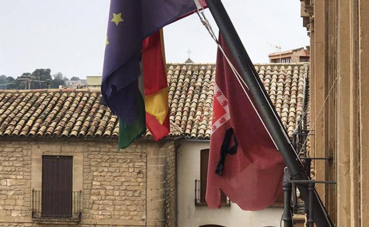 La bandera de Úbeda a media asta en el Ayuntamiento.
