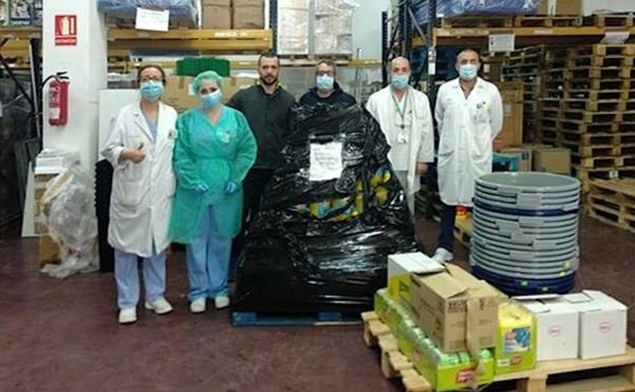 Entrega de material de limpieza de la Asociación Entreversos.