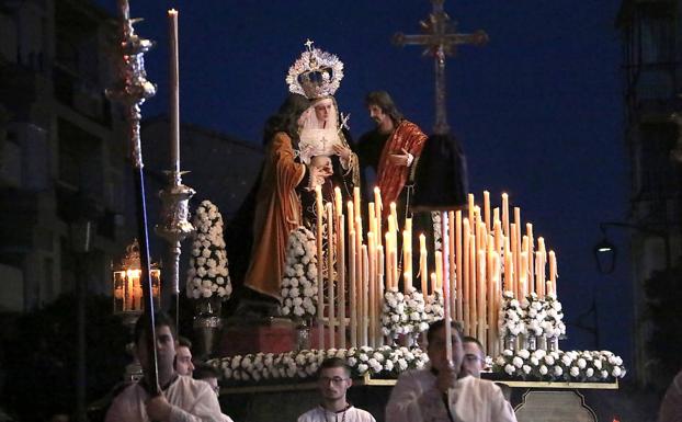Imagen principal - Estampas de la Virgen de las Lágrimas y del Cristo de la Noche Oscura del año pasado.